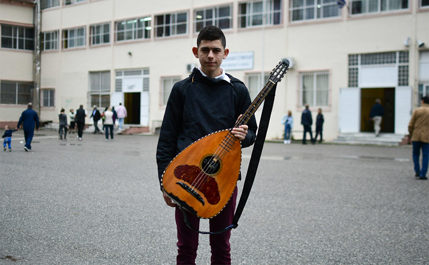 Υπό τους ήχους του κλαρίνου ψηφίζουν οι Λαρισαίοι Υπό τους ήχους του κλαρίνου ψηφίζουν οι Λαρισαίοι