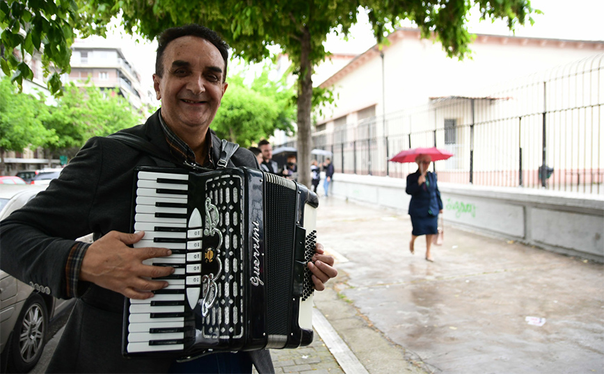 Υπό τους ήχους του κλαρίνου ψηφίζουν οι Λαρισαίοι Υπό τους ήχους του κλαρίνου ψηφίζουν οι Λαρισαίοι