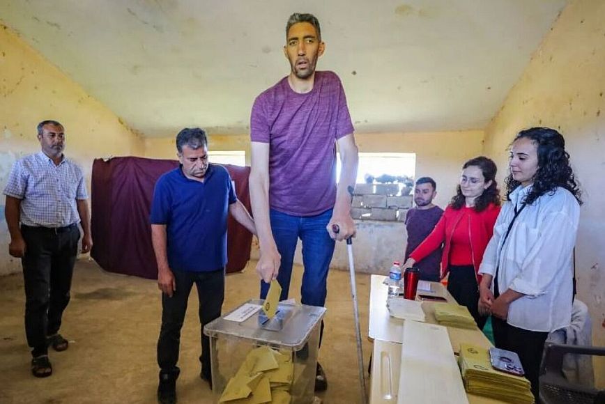 Εκλογές στην Τουρκία: Ψήφισε ο πιο ψηλός άντρας του κόσμου