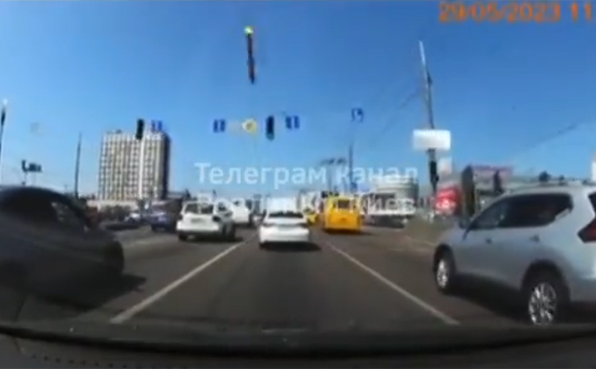 Συγκλονιστικό βίντεο με τη στιγμή που συντρίμμια από πύραυλο πέφτουν σε γεμάτο δρόμου του Κιέβου
