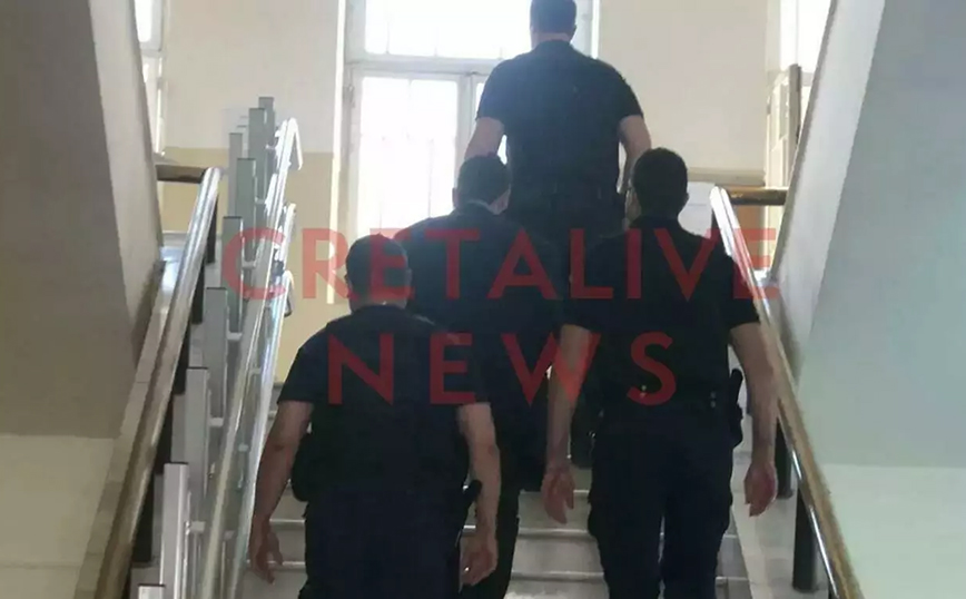 Στη φυλακή ο 43χρονος που ξυλοκόπησε μέχρι θανάτου τη μητέρα του: Παραληρούσε στη δίκη – «Ζει, την έχουν απαγάγει»