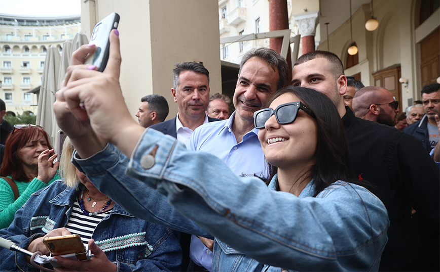 Κυριάκος Μητσοτάκης: Βόλτα με selfies στο κέντρο της Θεσσαλονίκης