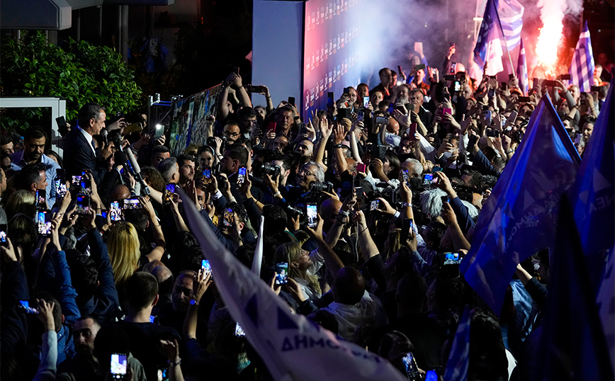 Ο θρίαμβος της Νέας Δημοκρατίας και οι πανηγυρισμοί στην Πειραιώς μέσα από τον φωτογραφικό φακό του Associated Press Ο θρίαμβος της Νέας Δημοκρατίας και οι πανηγυρισμοί στην Πειραιώς μέσα από τον φωτογραφικό φακό του Associated Press