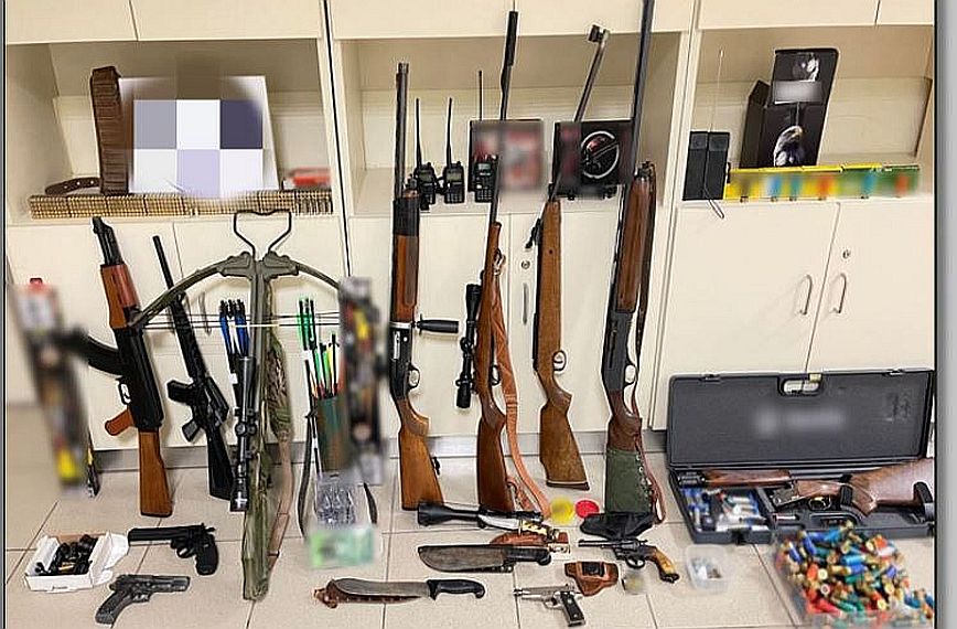 Βόλος: Συνελήφθησαν πατέρας και γιος – Είχαν μετατρέψει τα σπίτια τους σε οπλοστάσια