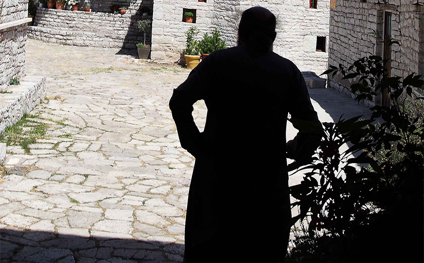 «Με χαστούκισε δύο φορές» – Στο αυτόφωρο 40χρονος ιερέας μετά από καταγγελία που έκανε η 17χρονη κόρη του