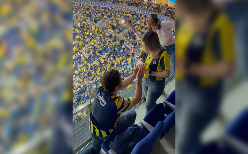 Οπαδός της Φενέρ έκανε πρόταση γάμου στην αγαπημένη του στο ματς που νίκησε ο Ολυμπιακός