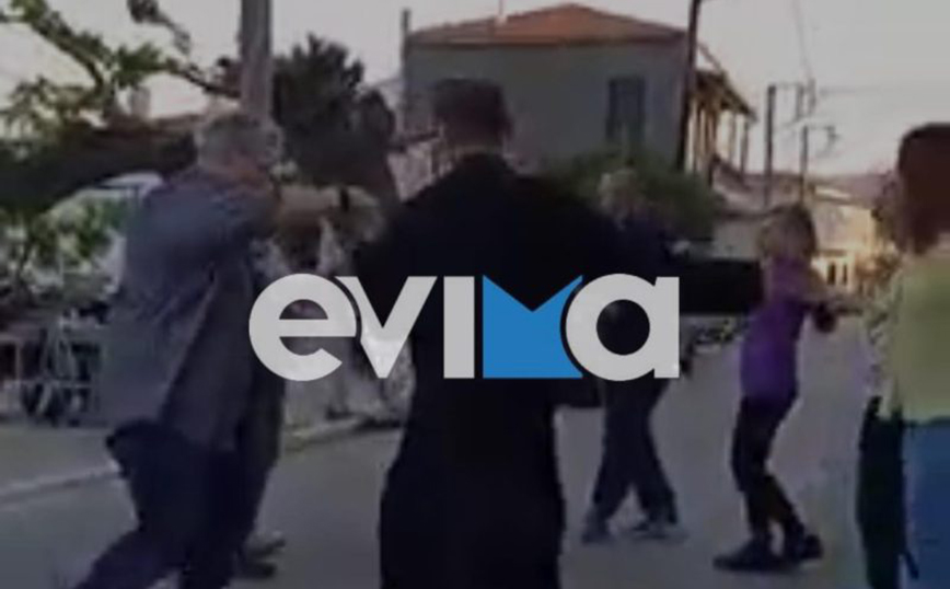 Viral ο παππάς που «έσερνε τον χορό» σε γλέντι για την Πρωτομαγιά