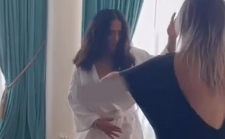 Το σέξι «ατύχημα» της Σάλμα Χάγιεκ – Χορεύει με μπουρνούζι και… αποκαλύπτεται