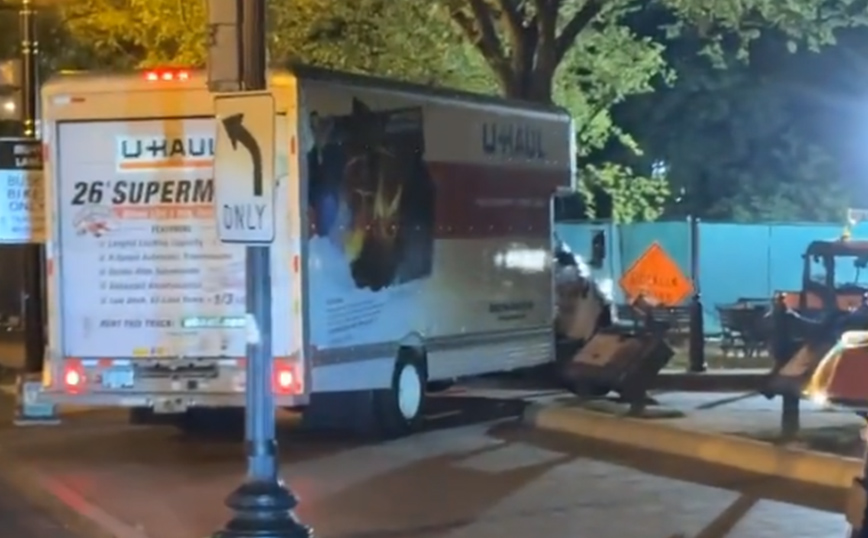 Αντιμέτωπος με βαριές κατηγορίες ο οδηγός του φορτηγού που έπεσε πάνω σε μπάρες ασφαλείας κοντά στον Λευκό Οίκο
