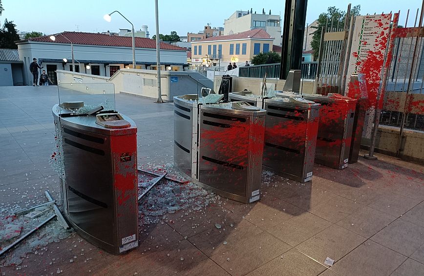 Κουκουλοφόροι έκανα «γυαλιά καρφιά» το σταθμό του ΗΣΑΠ στο Θησείο – Πέταξαν μπογιές και έσπασαν ακυρωτικά μηχανήματα