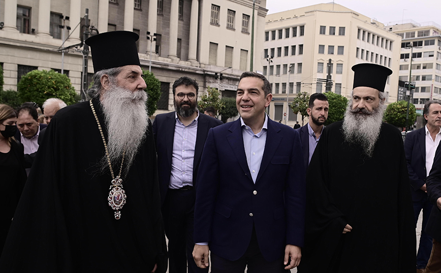 Η θερμή υποδοχή του Μητροπολίτη Σεραφείμ στον Αλέξη Τσίπρα: «Μας τιμά που είστε υποψήφιος στην Α&#8217; Πειραιώς»