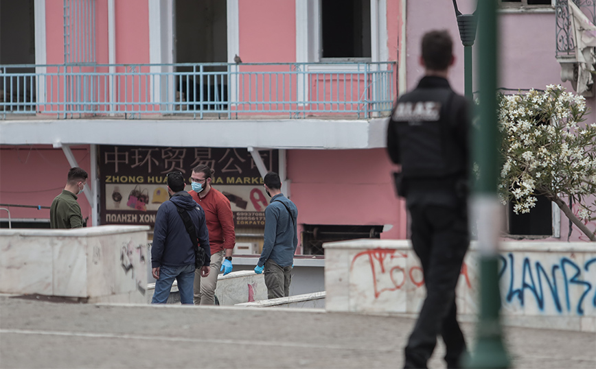 Φρίκη στη Βαρβάκειο: Άγνωστος πήγε πάνω από το γεμάτο αίματα πτώμα και άρπαξε την τσάντα της μετά τη δολοφονία