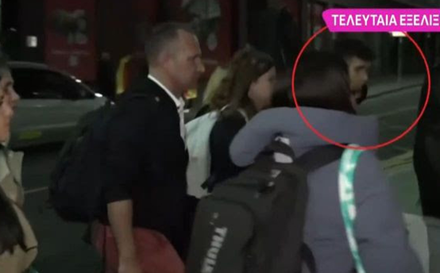 Η στιγμή που ο Βίκτωρας Βερνίκος αποχωρεί μετά τη λήξη της Eurovision 2023 – Τον «φυγάδευσαν» μετά τον αποκλεισμό