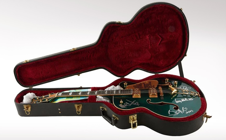 Πωλήθηκε πάνω από 238.000 δολάρια ηλεκτρική κιθάρα που χρησιμοποίησε ο Μπόνο σε συναυλία των U2 το 2001