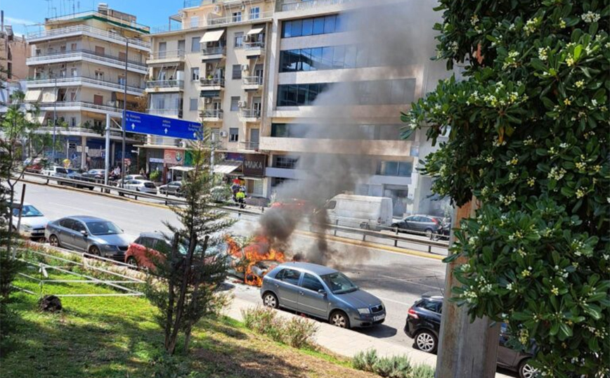 Συναγερμός στην Καλλιθέα &#8211; Αυτοκίνητο τυλίχτηκε στις φλόγες στην Χαμοστέρνας