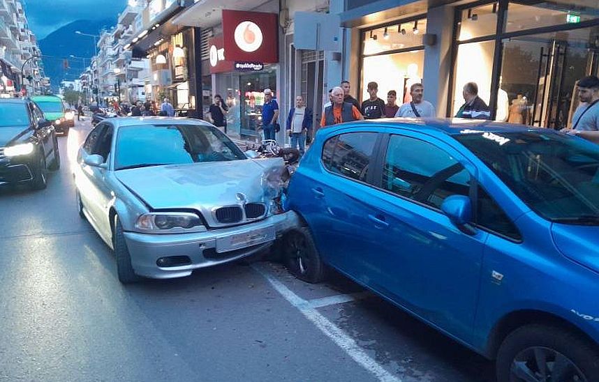 Καλαμάτα: Αυτοκίνητο ξέφυγε της πορείας του και προκάλεσε ζημιές σε σταθμευμένα ΙΧ και μοτοσυκλέτες