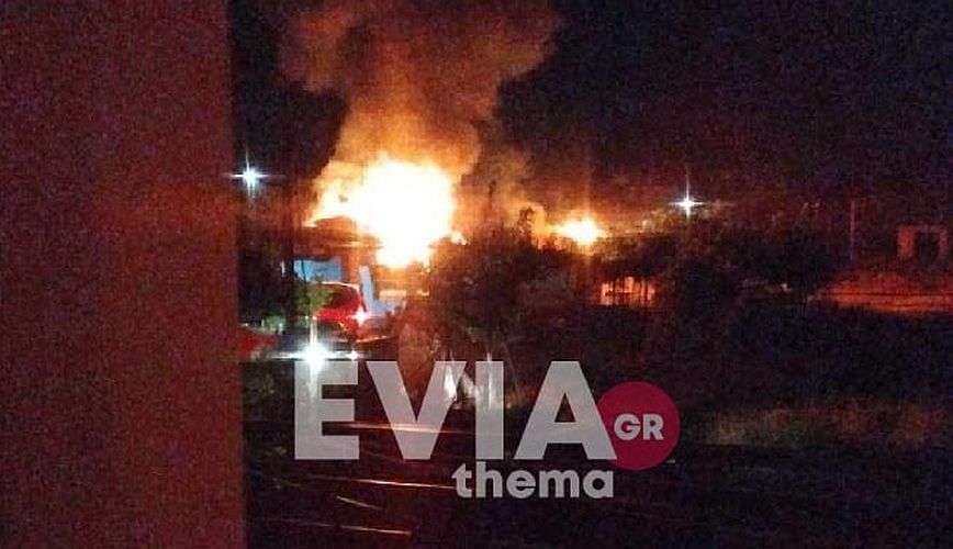 Εύβοια: Δύο σπίτια τυλίχτηκαν στις φλόγες στη Χαραυγή Χαλκίδας