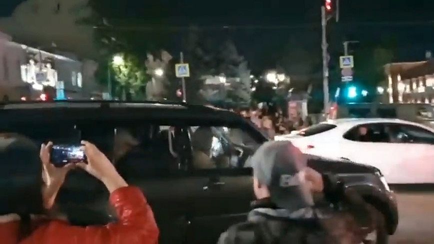 Ρωσία: Βίντεο του πρακτορείου RIA δείχνει τον Πριγκόζιν να αποχωρεί από το αρχηγείο του ρωσικού στρατού στο Ροστόφ