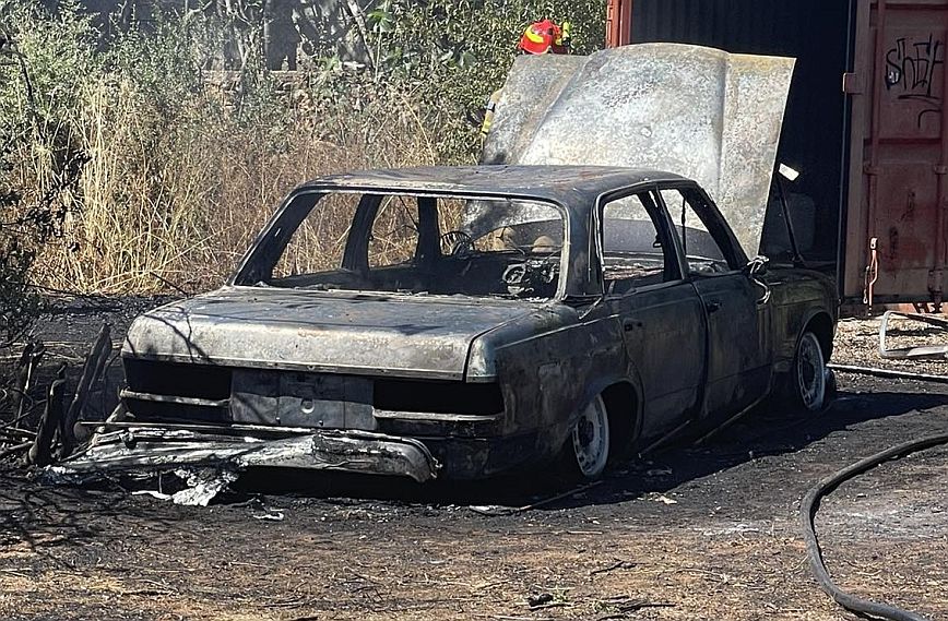 Φωτιά στην Κηφισιά: Αυτοκίνητο τυλίχτηκε στις φλόγες μέσα σε οικόπεδο