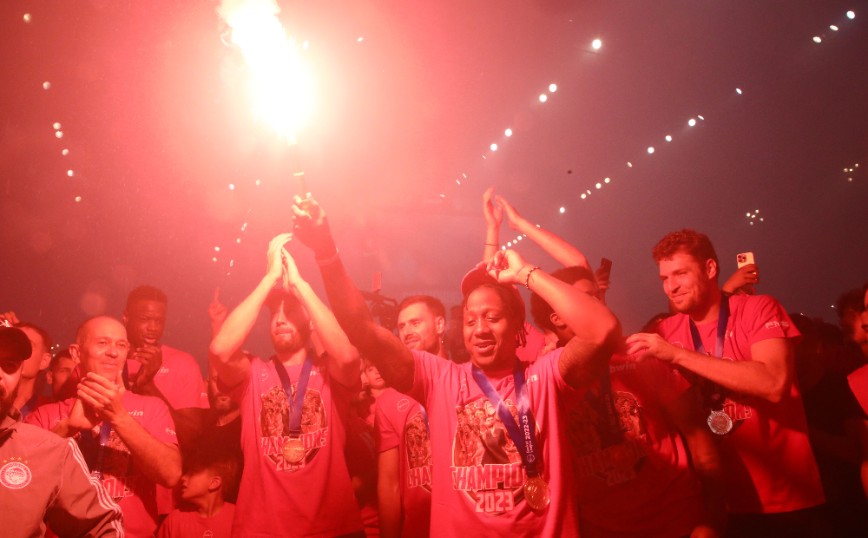 Ολυμπιακός: Η βραδιά της φιέστας των πρωταθλητών μέσα σε ένα βίντεο 6 λεπτών
