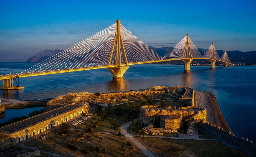 Έπεσε με το αυτοκίνητο στη θάλασσα στο κάστρο του Ρίου – Υπό την επήρεια αλκοόλ κολύμπησε και σώθηκε