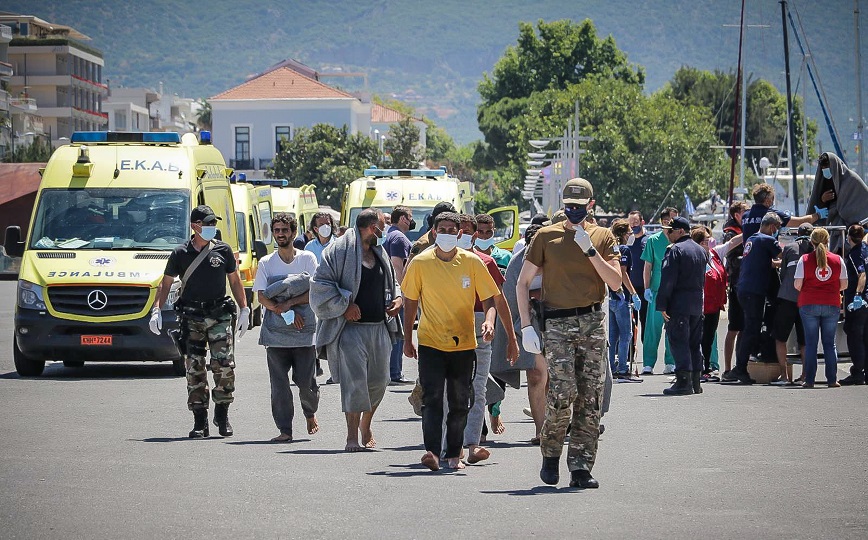 «Σε ένα σκάφος 25- 30 μέτρων, το κατάστρωμα ήταν γεμάτο ανθρώπους – Δεν υπήρχαν σωσίβια» λέει ο εκπρόσωπος του Λιμενικού