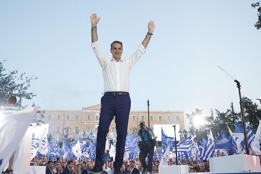 Εντυπωσιακό εκλογικό φίνις της ΝΔ στο Σύνταγμα – Μήνυμα ενότητας και συσπείρωσης παρουσία Καραμανλή-Σαμαρά