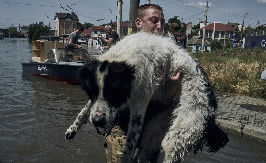 Σοκαριστικό βίντεο του BBC από τους βομβαρδισμούς στην πλημμυρισμένη Χερσώνα