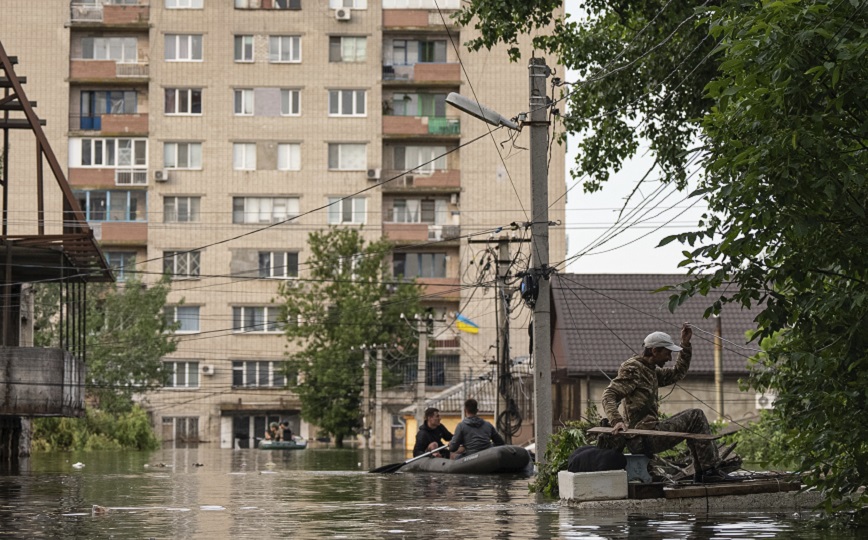 Ρωσικοί βομβαρδισμοί στις πλημμυροπαθείς περιοχές στη Χερσώνα &#8211; Ένας νεκρός και εννιά τραυματίες