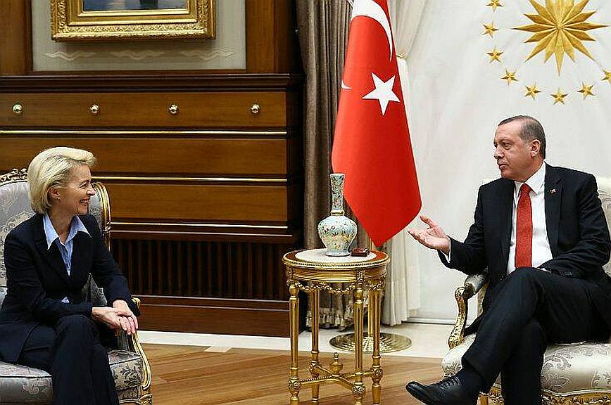 Επικονωνία Ούρσουλας Φον Ντερ Λάιεν με Ταγίπ Ερντογάν για την ενίσχυση συνεργασίας ΕΕ και Τουρκίας
