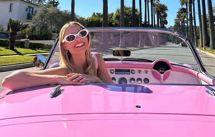  Η Μάργκοτ Ρόμπι φοράει ροζ μίνι φούστα και «διαφημίζει» την ταινία Μπάρμπι