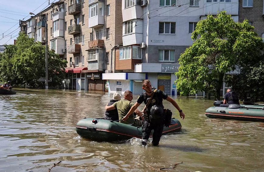 Πόλεμος στην Ουκρανία: Οι Ρώσοι βομβάρδισαν σκάφος εκκένωσης στην πλημμυρισμένη Χερσώνα &#8211; 3 νεκροί και 10 τραυματίες