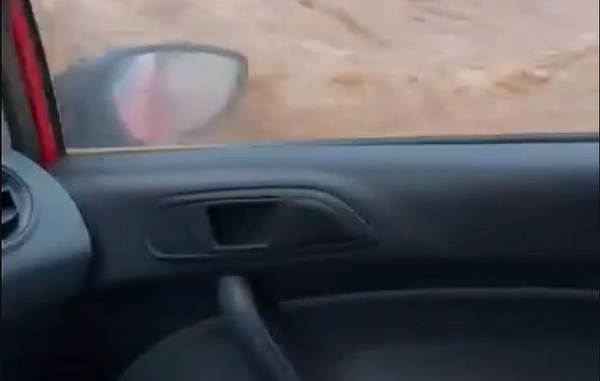 Σοκαριστικό βίντεο: Οδηγός καταγράφει τη στιγμή που χείμαρρος παρασέρνει το αυτοκίνητό του στη Χαλκιδική