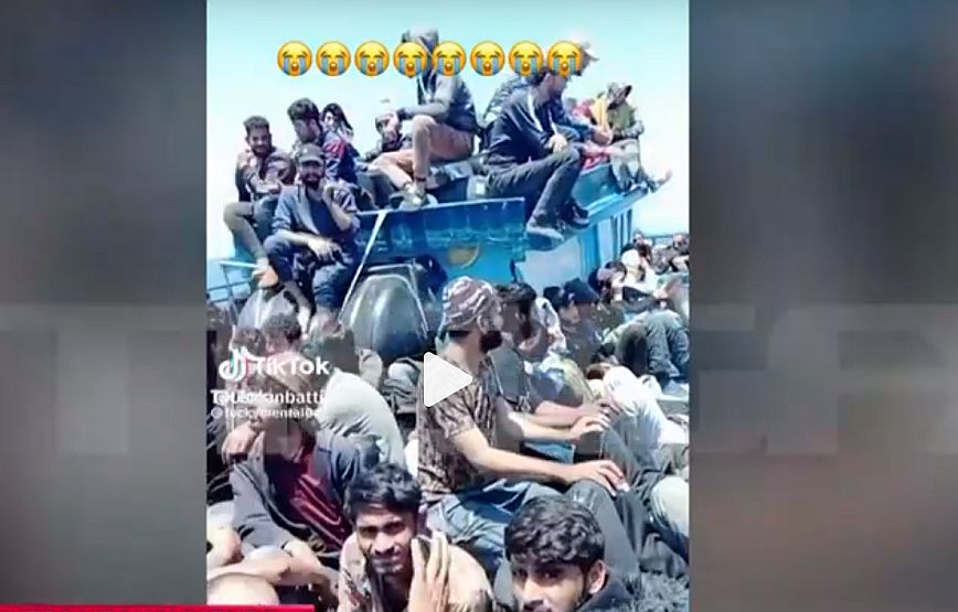 Update: Δεν σχετίζεται με το ναυάγιο της Πύλου βίντεο που απεικονίζει μετανάστες να κάθονται ασφυκτικά ο ένας δίπλα στον άλλον