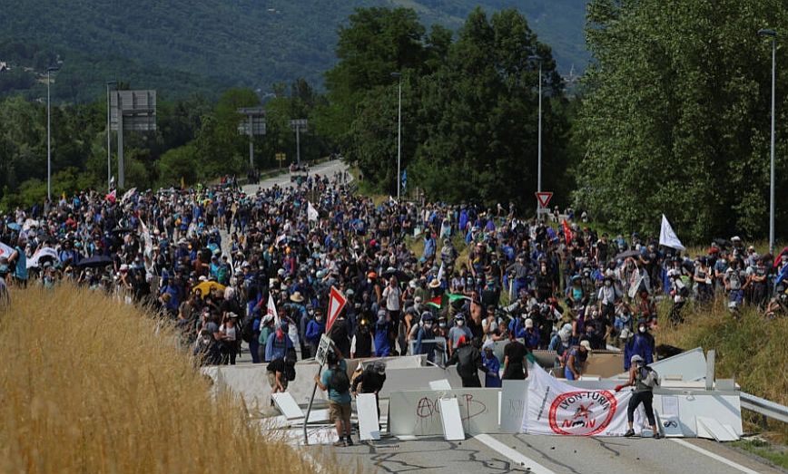 Γαλλία: Πάνω από δέκα αστυνομικοί τραυματίστηκαν σε συγκρούσεις με διαδηλωτές στη Σαβοΐα