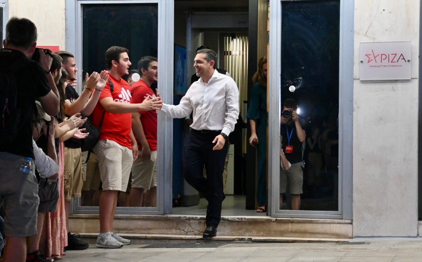 Εκλογές 2023: Έφυγε εν μέσω χειροκροτημάτων από τα γραφεία του ΣΥΡΙΖΑ, ο Αλέξης Τσίπρας