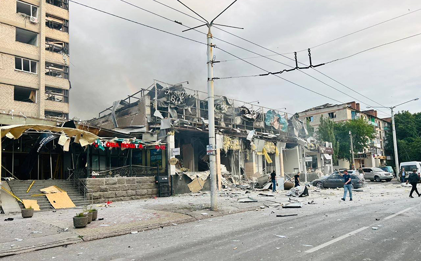 Πόλεμος στην Ουκρανία: Βομβαρδισμός εστιατορίου στην πόλη Κραματόρσκ &#8211; Αναφορές για θύματα