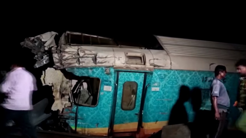 Ινδία: Τουλάχιστον 233 νεκροί και 900 τραυματίες ο νεότερος απολογισμός της σιδηροδρομικής τραγωδίας