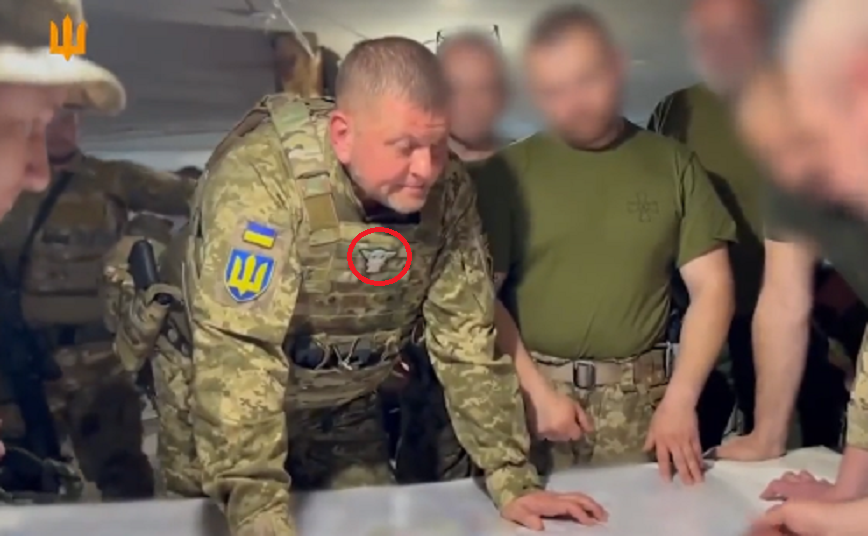 Ο Ουκρανός ανώτατος στρατιωτικός διοικητής εμφανίστηκε μετά από καιρό με… Baby Yoda στη στολή του