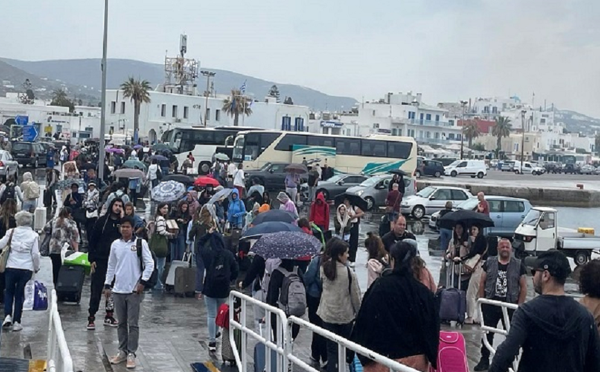 Τριήμερο Αγίου Πνεύματος: Η βροχή δεν πτόησε τους εκδρομείς στην Πάρο &#8211; «Απόβαση» με ομπρέλες στο νησί