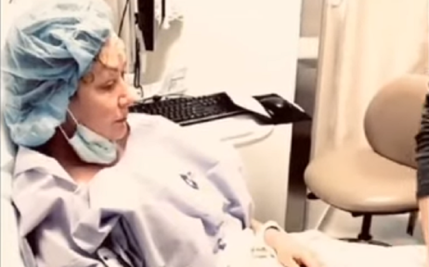 Συγκλονιστικό βίντεο πριν η Σάνεν Ντόχερτι κάνει επέμβαση στο κεφάλι για αφαίρεση όγκου