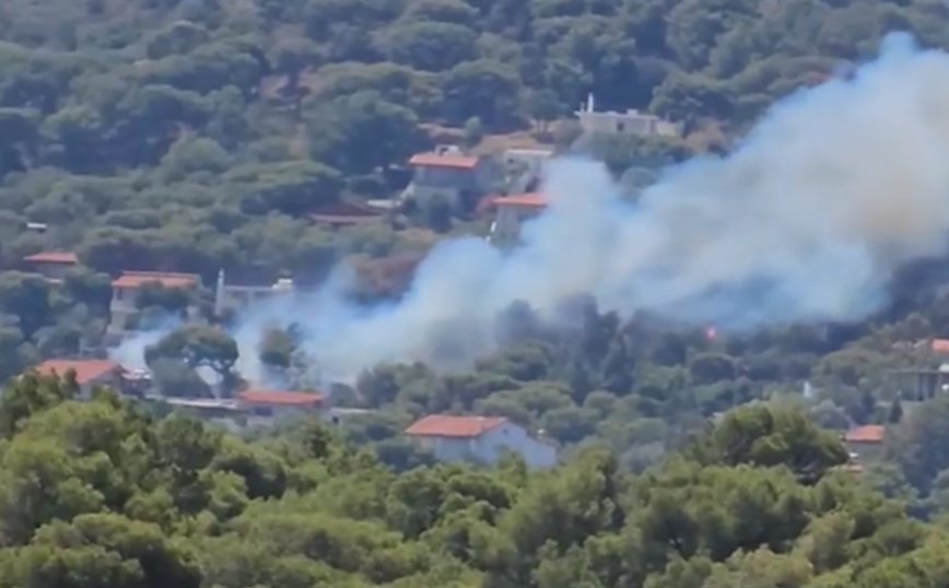 Φωτιά τώρα στην Αρτέμιδα &#8211; Καίει κοντά σε σπίτια