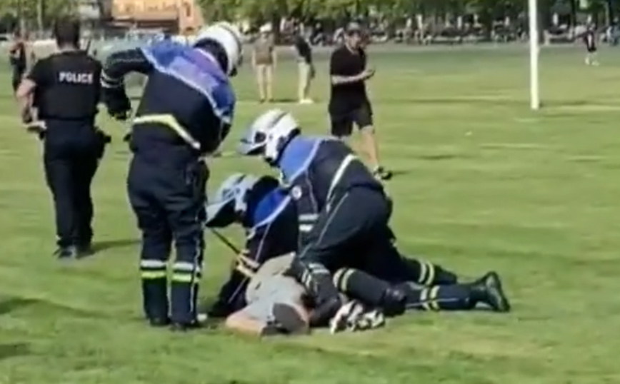 Βίντεο ντοκουμέντο από την επίθεση σε παιδιά με μαχαίρι σε πάρκο στη Γαλλία &#8211; Η στιγμή της σύλληψης του δράστη