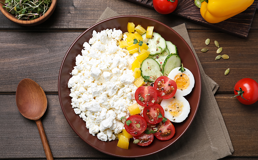 Τυρί κότατζ με λαχανικά και αυγό Τυρί κότατζ με λαχανικά και αυγό