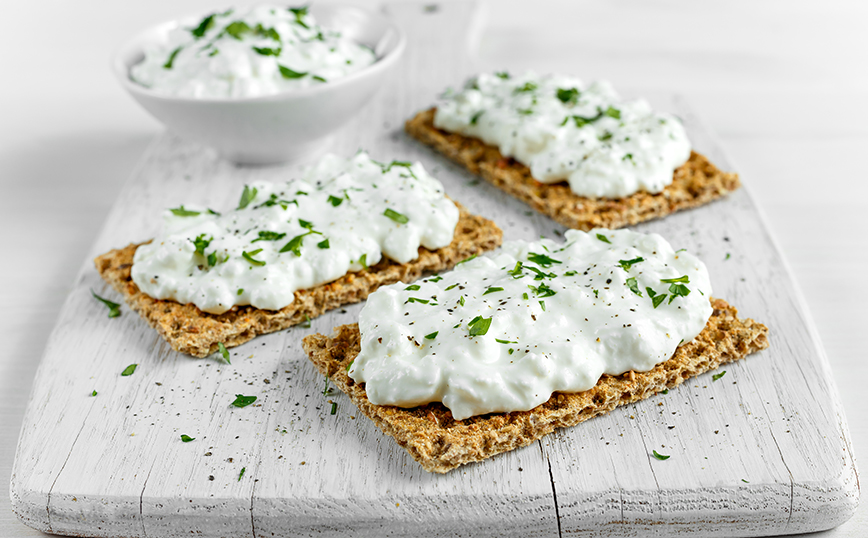 Τυρί κότατζ σε κρακεράκια Τυρί κότατζ σε κρακεράκια