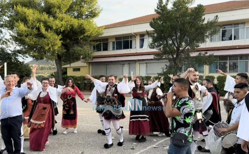 Από το πανηγύρι στην κάλπη: Με νταούλια, ζουρνάδες και παραδοσιακές στολές πήγαν να ψηφίσουν στο Ευηνοχώρι Μεσολογγίου