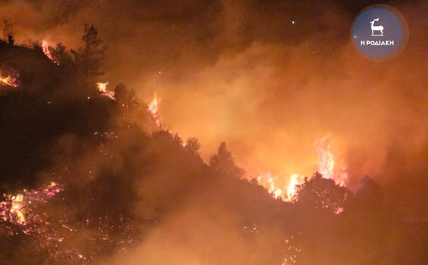 Φωτιά τώρα στη Ρόδο &#8211; Εκκενώθηκε ξενοδοχείο