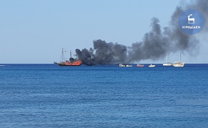 Φωτιά σε τουριστικό πλοιάριο στη Ρόδο με 82 επιβάτες