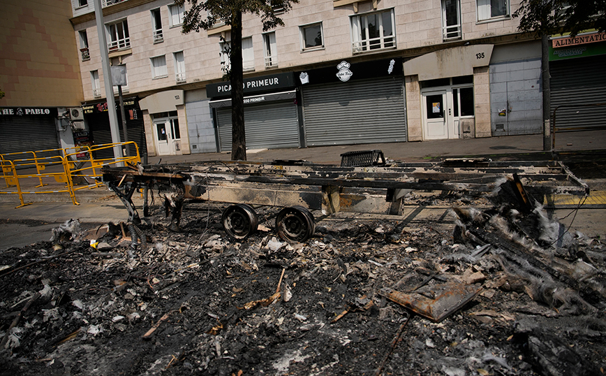 Νυχτερινή απαγόρευση κυκλοφορίας σε προάστιο του Παρισιού λόγω των επεισοδίων μετά το θάνατο 17χρονου από αστυνομικό