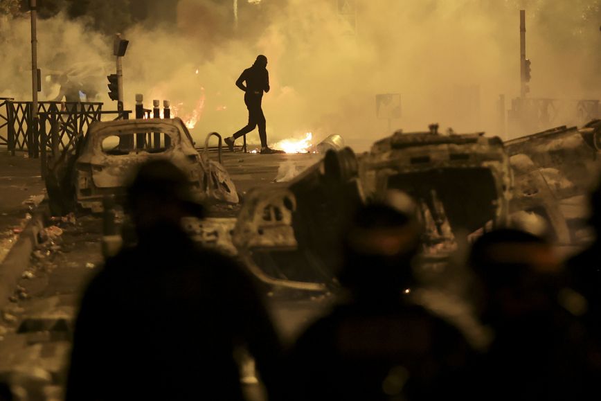 Τρίτη νύχτα χάους και ταραχών στη Γαλλία μετά τον θάνατο εφήβου από σφαίρα αστυνομικού